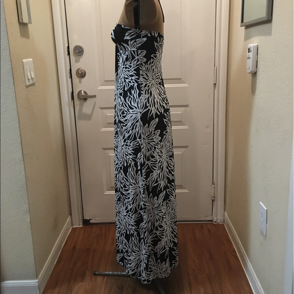 Sexy Black and White Maxi-Dress - Picture 7 of 9